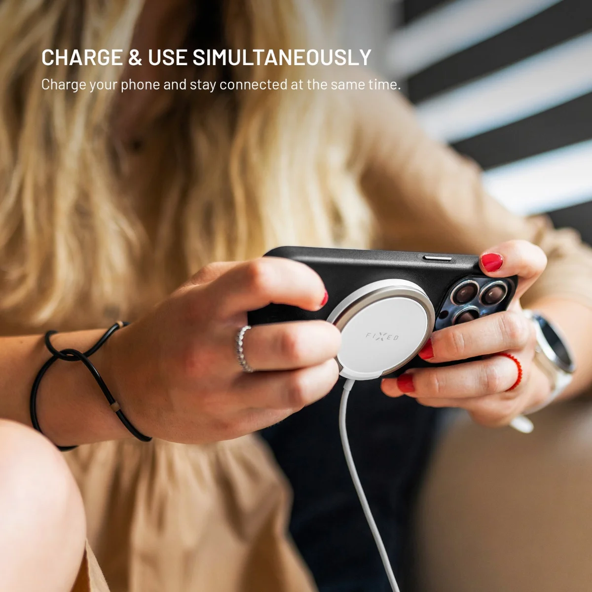 FIXED MagPad bezdrátová nabíječka s MagSafe a stojánkem