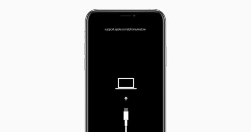 iPhone v režimu zotavení s obrazovkou kabelu a počítače