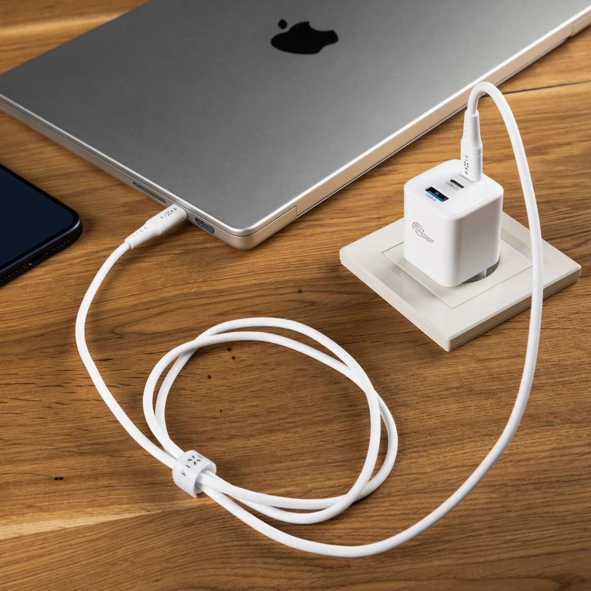 FIXED Mini GaN nabíječka 65 W (2× USB-C, USB-A)